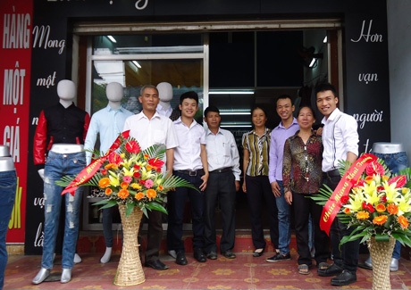 Vượt lên nghịch cảnh, 8X trở thành ông chủ thời trang - 2 Huy và bạn bè, người thân trong dịp khai trương một cửa hàng của mình.