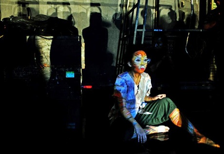 Những phút thư giãn của hai bạn trẻ trong buổi tập