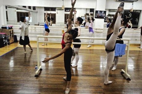 Tại lớp học ballet, cả cô trò đều đang say sưa tập luyện