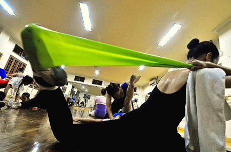 Những phút thư giãn của hai bạn trẻ trong buổi tập