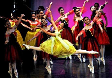 Hồi hộp trước một buổi trình diễn tại Nhà hát Graha Bhakti Budaya (thủ đô Jakarta, Indonesia).