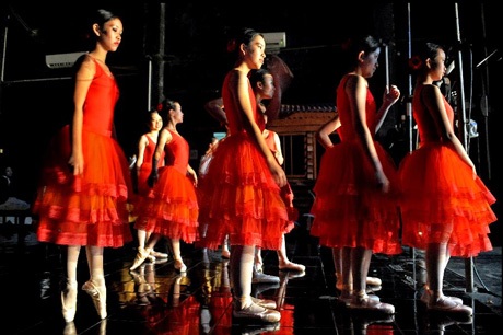 Hồi hộp trước một buổi trình diễn tại Nhà hát Graha Bhakti Budaya (thủ đô Jakarta, Indonesia).