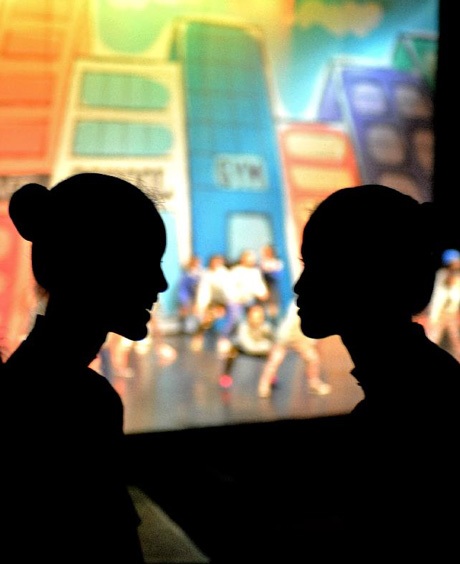 Những phút thư giãn của hai bạn trẻ trong buổi tập