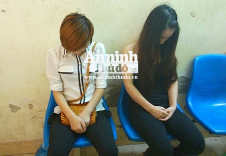 "Sơn nữ" trở thành gái bán dâm từ bi kịch gia đình - 2 Hoàng Thị H (phải)