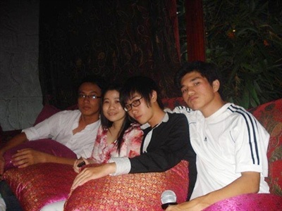 Thắp lửa tình yêu nửa vòng Trái đất - 1 Thu Hương (thứ 2 từ trái sang) thường xuyên được bạn bè an ủi, động viên trong cuộc sống. Ảnh: T.L.