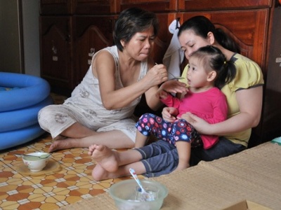 Chuyện tình bước ra từ thế giới ảo: Không sống cho riêng mình - 1 Bà Nhật (trái) cùng Hương chăm sóc bé Linh. Ảnh: Cẩm Kỳ.
