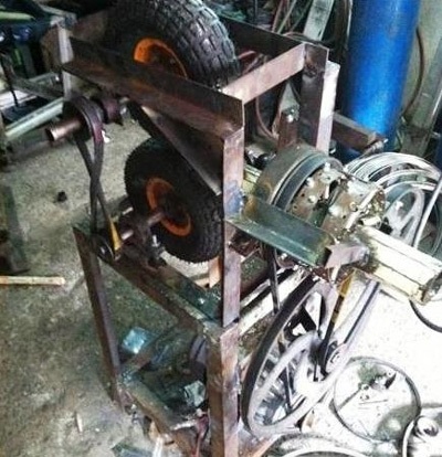 Cỗ máy đắc dụng của anh chàng “ngoại đạo” - 2 Trương Quốc Vi đang gia công máy cạo vỏ mía