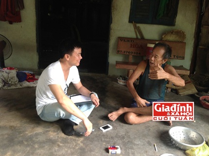 Ông Thành đang kể chuyện gặp thú dữ ở núi Cấm. Ảnh: T.G