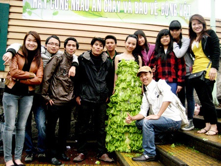 Cô gái xinh đẹp diện váy rau diếp vì môi trường - 7 Vũ Phong