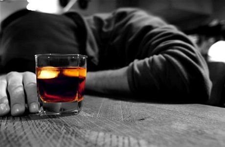 Khóc dở mếu dở phụ huynh người yêu là “tiên tửu” - 2 Không ít chuyện bi hài quanh việc nam sinh đối tửu với phụ huynh người yêu. (ảnh minh họa)