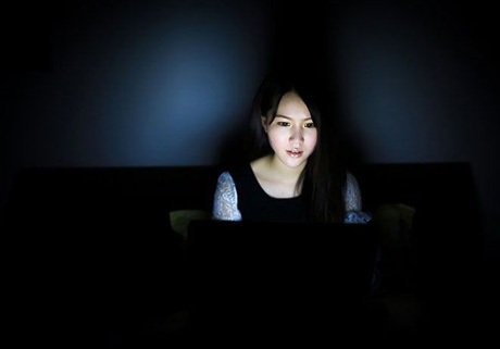 Trung Quốc: Bùng nổ 9X xinh đẹp làm chủ cửa hàng online - 17 Zhang Yakai, tốt nghiệp ĐH thành phố Giang Tây.