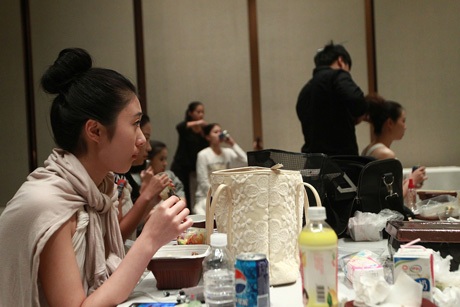 Việc tranh thủ ăn lấy sức trong lúc chờ đợi trang điểm lại là điều quá quen thuộc.