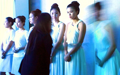 Với những cô gái trẻ, việc ăn uống chớp nhoáng, qua loa