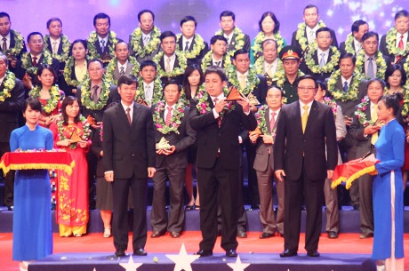 Trao giải cho Top 200 và Top 100 doanh nghiệp Sao vàng Đất Việt 2013