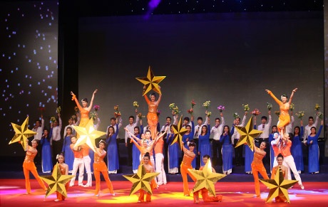 Hình ảnh những ngôi sao lấp lánh trong lễ trao giải