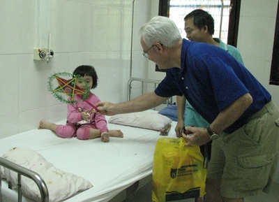 Sinh viên vui Tết Trung thu sớm cùng bệnh nhi nghèo - 3 Vị Giáo sư người Mĩ tặng quà và nhiệt tình thăm hỏi bệnh nhi nghèo.