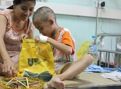 Sinh viên vui Tết Trung thu sớm cùng bệnh nhi nghèo - 5 Niềm vui trẻ thơ xua tan đi nỗi đau bệnh tật.
