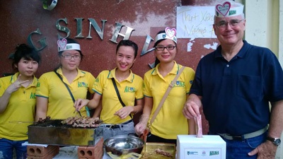 Sinh viên vui Tết Trung thu sớm cùng bệnh nhi nghèo - 7 Thịt xiên nướng giá 7,000VND/xiên v