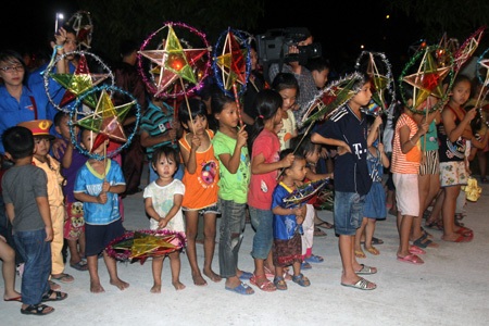 Vui “đêm hội trăng rằm, chị Hằng có thật” với các bệnh nhân Nhi - 6 Vui “đêm hội trăng rằm, chị Hằng có thật” với các bệnh nhân Nhi