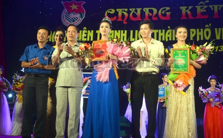 Ngắm thiếu nữ thành Vinh sải bước khoe dáng xinh - 1 Hoa khôi cuộc thi thuộc về Trần Thị Thanh Hoa (váy xanh).