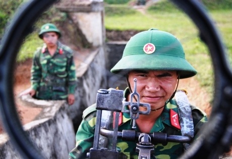 Chiến sĩ trẻ “cưỡi” tăng, luyện súng - 13 Tiếp tục theo sát mục tiêu máy bay kế tiếp.