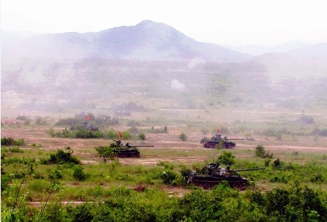 Chiến sĩ trẻ “cưỡi” tăng, luyện súng - 1 Chiến sĩ trẻ “cưỡi” tăng, luyện súng