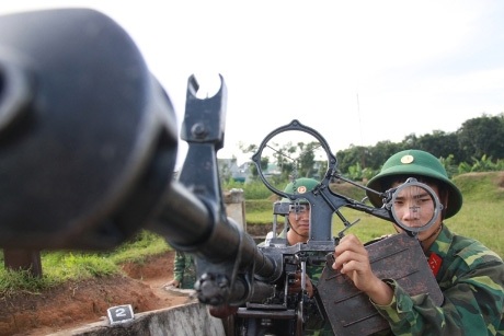 Chiến sĩ trẻ “cưỡi” tăng, luyện súng - 12 Tiếp tục theo sát mục tiêu máy bay kế tiếp.