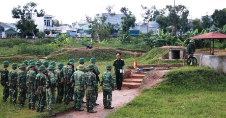 Chiến sĩ trẻ “cưỡi” tăng, luyện súng - 6 Uy dũng băng qua các mỏm đồi núi hiểm trở.