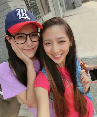 Thiếu nữ vừa nhập học đã khiến SV trường điện ảnh “dậy sóng” - 11 Những hình ảnh đầy vui tươi của cô và bạn bè tại ngôi trường mới.