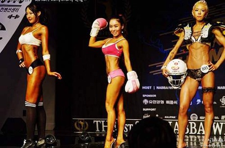 Baek Min Young ở phần thi thể hiện trong trang phục bikini