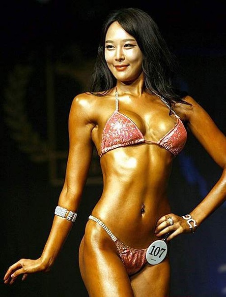 Và vẻ xinh xắn, nụ cười xinh của cô ở phần trình diễn trang phục thể thao.