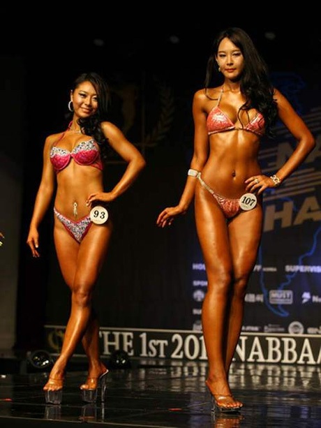 Baek Min Young (ngoài cùng, trái) tỏ ra nhỉnh hơn về chiều cao so với các đối thủ khác