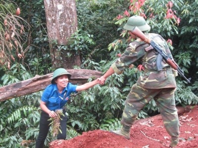 Người yêu em là lính biên phòng - 1 Phong Lan trong lần đi thăm đồn Biên phòng.
