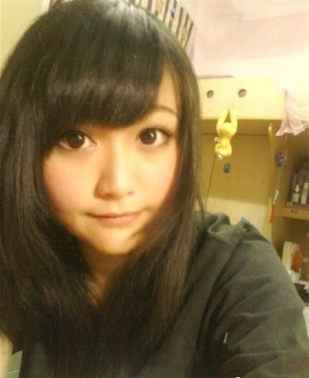 Hai bức hình đầu tiên về cô gái cơm chiên được cư dân mạng tìm ra.