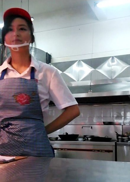 Hình ảnh cô gái cơm chiên khiến cư dân mạng TQ thích thú.