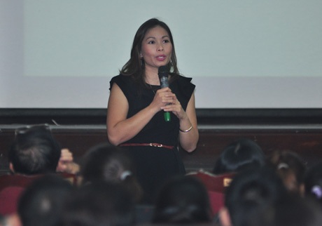 Chị Phạm Thanh Long chia sẻ với sinh viên về môi trường làm việc tại công ty IBM.