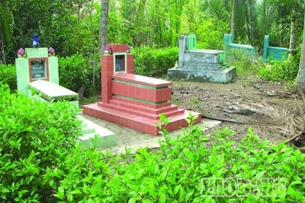 Người từng thách đấu Công tử Bạc Liêu đốt tiền nấu chè: Ngày tàn của một ông hoàng - 1 Mộ George Phước (màu sậm) được bà Phùng Há làm lại năm 1999