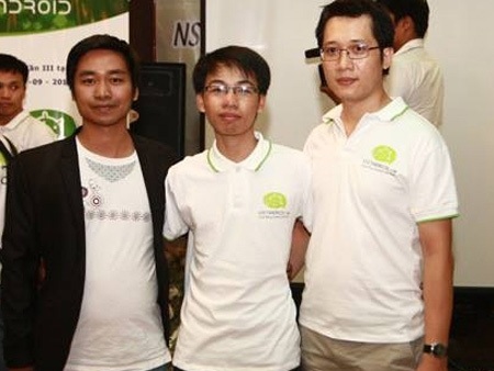 Đặng Văn Giỏi (giữa) trong buổi offiline chia sẻ kinh nghiệm kiếm tiền từ việc làm game