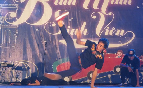 Bùng nổ đêm nhạc sinh viên trường kinh tế - 3 Hoàng Dung