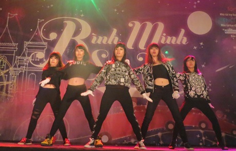 Bùng nổ đêm nhạc sinh viên trường kinh tế - 1 Những tiết mục sôi động chào đón các tân SV tại trường ĐH Kinh tế quốc dân.