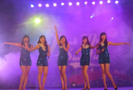 Bùng nổ đêm nhạc sinh viên trường kinh tế - 9 Hoàng Dung