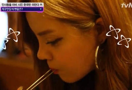 khi thấy một cô gái hệt Tây nhưng sử dụng đồ ăn, cử chỉ và nói tiếng Hàn thuần thục.