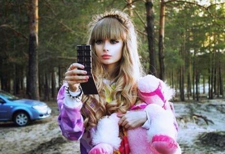 ...và đi mua sắm như bất kỳ cô gái nào.