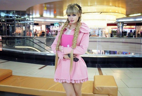 ...và đi mua sắm như bất kỳ cô gái nào.