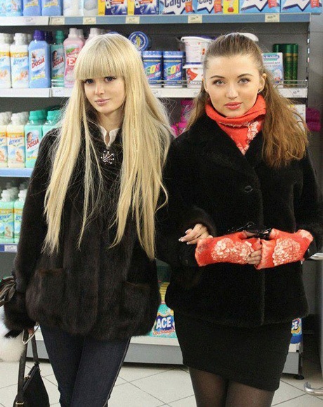 ...và đi mua sắm như bất kỳ cô gái nào.