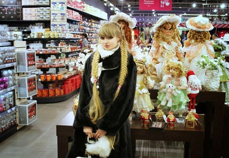 Hình ảnh Kenova đời thường đọ dáng với búp bê trong siêu thị.