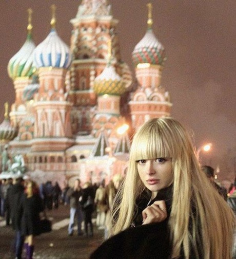 ...và đi mua sắm như bất kỳ cô gái nào.