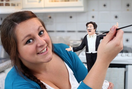 West Mids đang tạo dáng cho một sản phẩm bánh ngọt của mình.