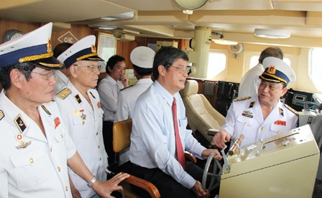 Pháo đa năng AK-176 76,2 mm phía trước tàu