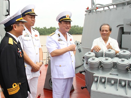 Pháo đa năng AK-176 76,2 mm phía trước tàu